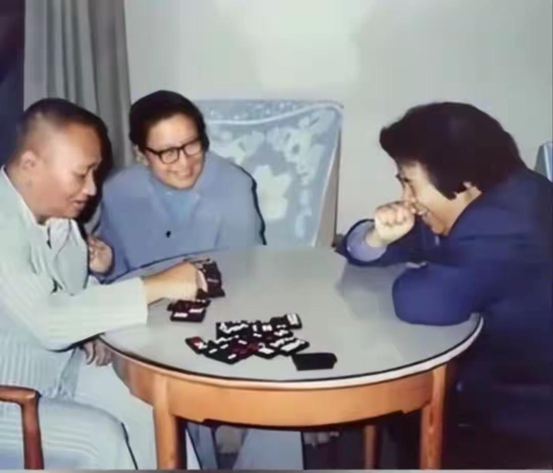 这张1993年的老照片，藏着李讷与哥嫂间最动人的温情。那年她五十，二哥毛岸青七十