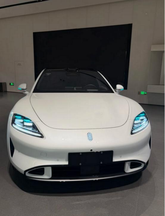 女生预算25万买纯电轿车，帮看看哪个适合第一个是小米SU7，觉得外观太好看了，