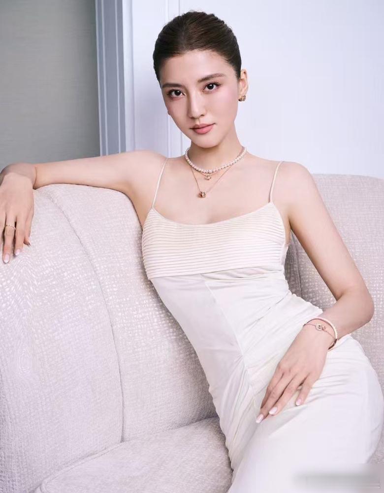 吴千语被夸贵气，传闻名下好几套豪宅。港媒写她有钱，写了三年。从2023年，写到