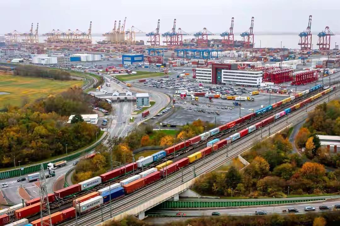 最近刷到个短视频，拍的是一对留学回来的夫妻，别人都忙着抢海外永居，他们倒好，回小