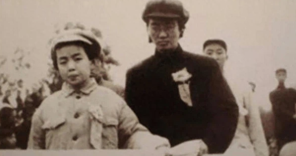 1952年6月1日，毛主席在接见少先队员代表时，听闻有一名孩子名叫左太北，亲切的