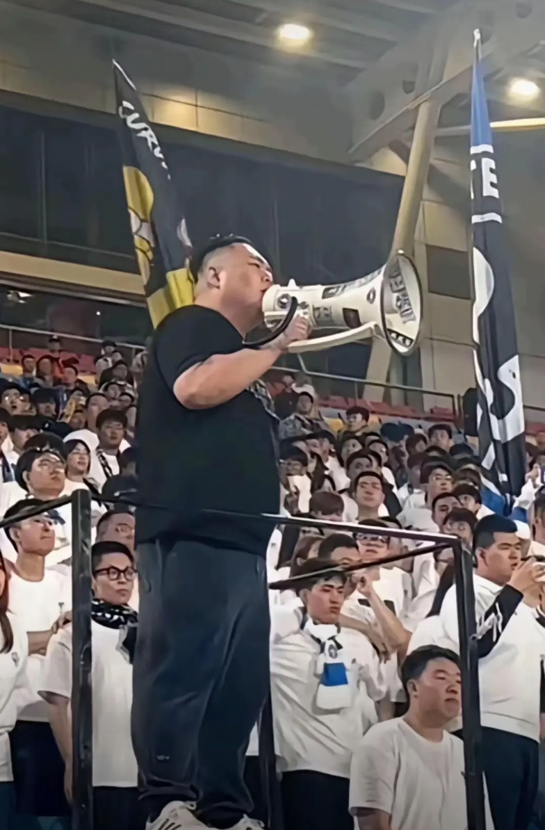 能把韦世豪骂得哭着下场也就你一人了，你是真有种啊，底裤都让网友扒光了你开始害怕了