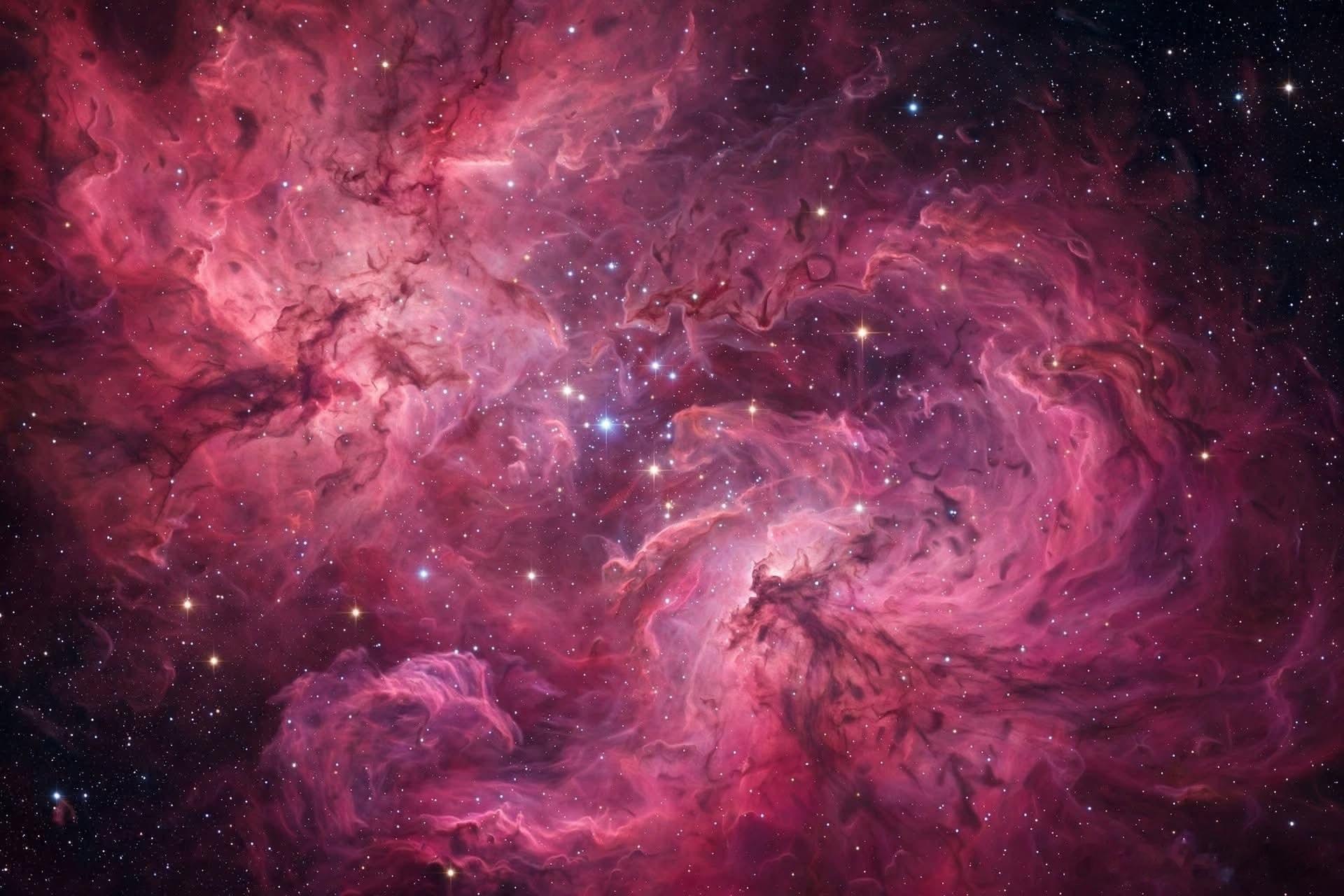 在覆盆子色的光芒中漂浮，这不是真实星云的照片，而是基于哈勃实际观测到的星云所遵