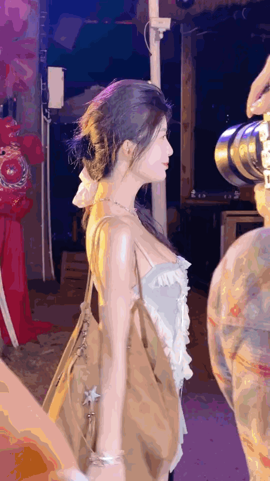 有一说一，我觉得小姐姐是故意做这些动作。