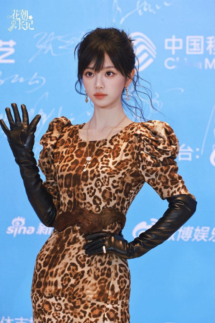 田曦薇吻完这边吻那边田曦薇两次飞吻饭撒田曦薇尖叫之夜红毯名场面+1！疯狂飞吻