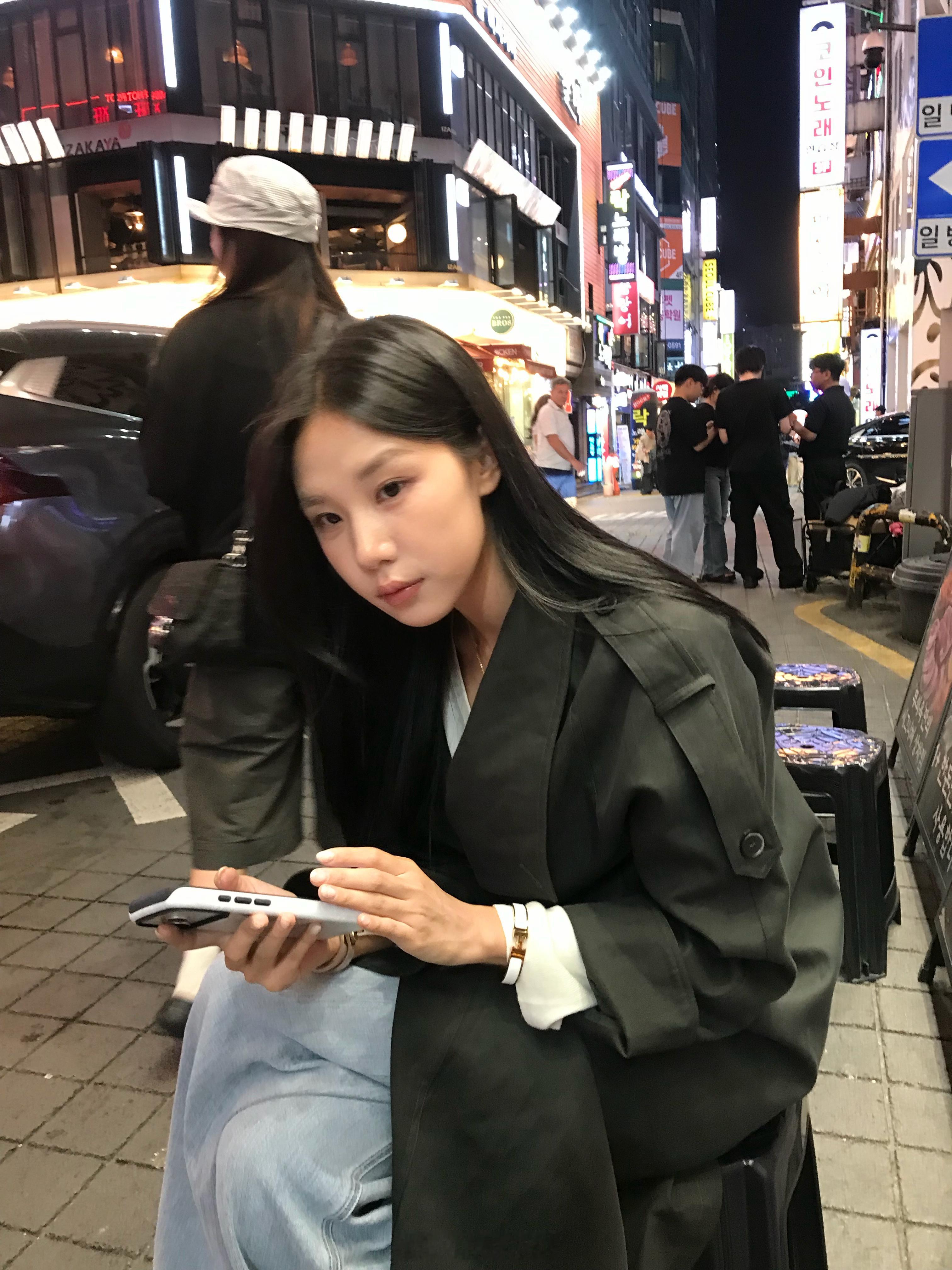 很喜欢这种人物融入环境的抓拍。以后出门旅行还是要多拍点大景。​​​