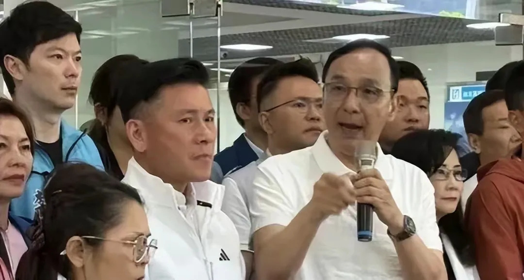 现在应该知道大陆为什么不急于统一台湾省？因为台湾省一直在中国人手里，台湾省拖得越