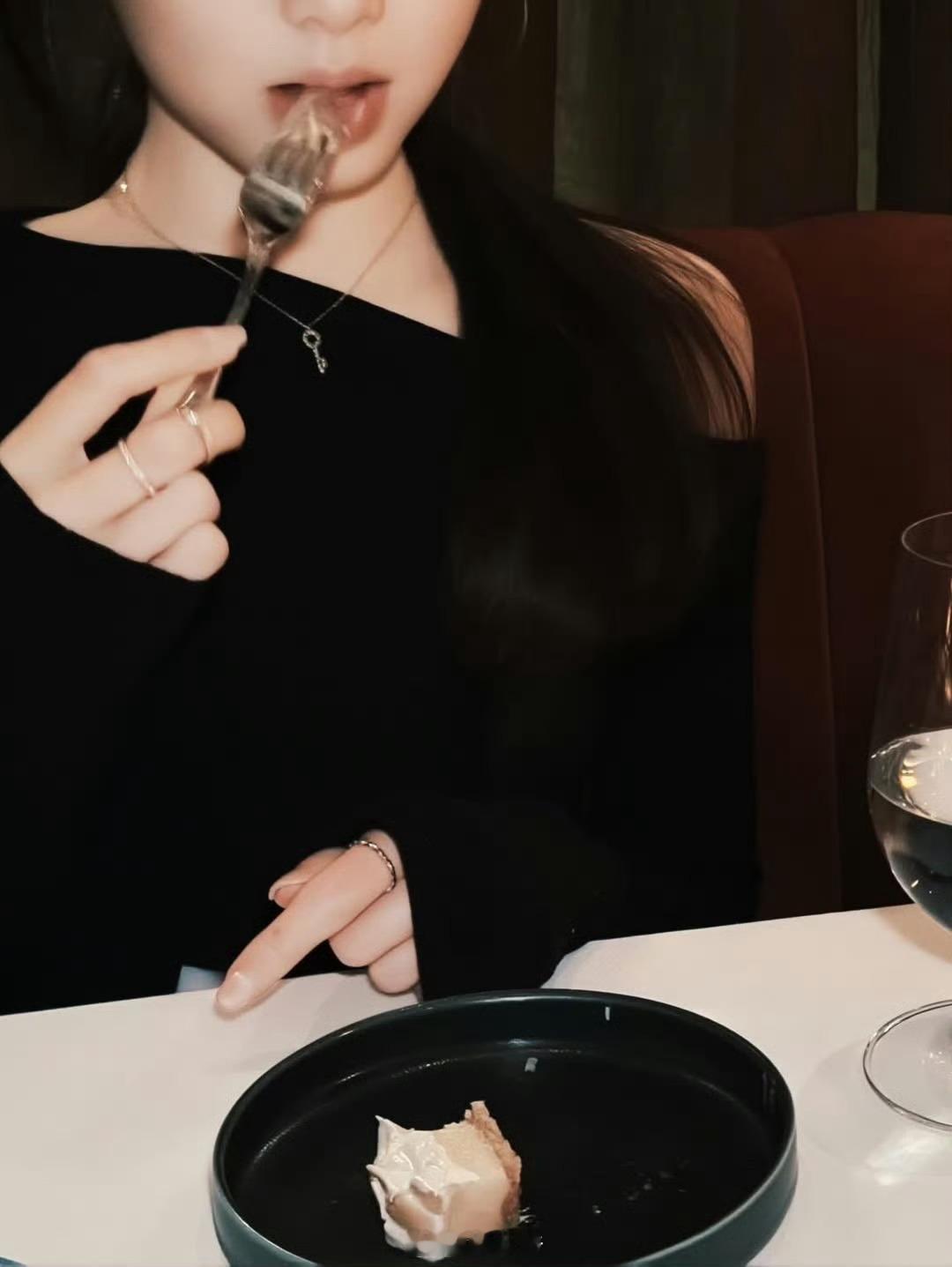 黄多多斜肩黑裙打小就很有文艺气质。现在也是越来越美了