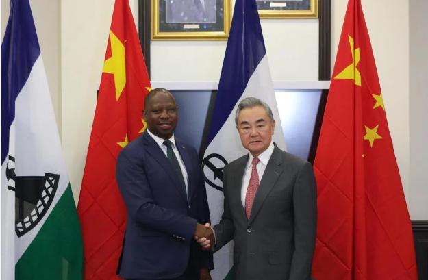 美国再次威胁肯尼亚，不让同中国签订贸易协议，否则撤销减税政策王毅外长出访非洲