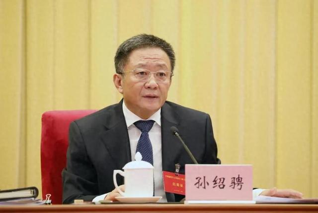 孙绍骋因工作岗位调整, 辞去内蒙古自治区人大常委会主任职务