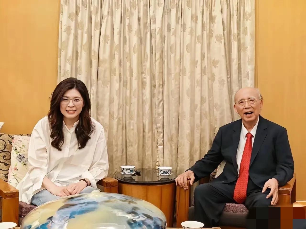 昨天下午，郑丽文拜会国民党前主席吴伯雄，就即将率团访问大陆请益。吴伯雄提醒，当前