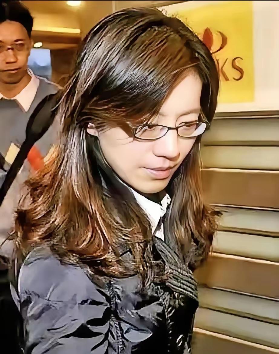 台湾的那位检察官陈舒怡，论长相算，也算是标准型的淑女，看不出邪恶的一面，这一点比