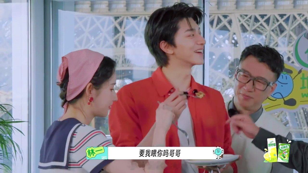 我和刘宇宁能吃到一块给刘宇宁吃一口吧就一口刘宇宁：咖啡巧克力是我的最爱了，那我和