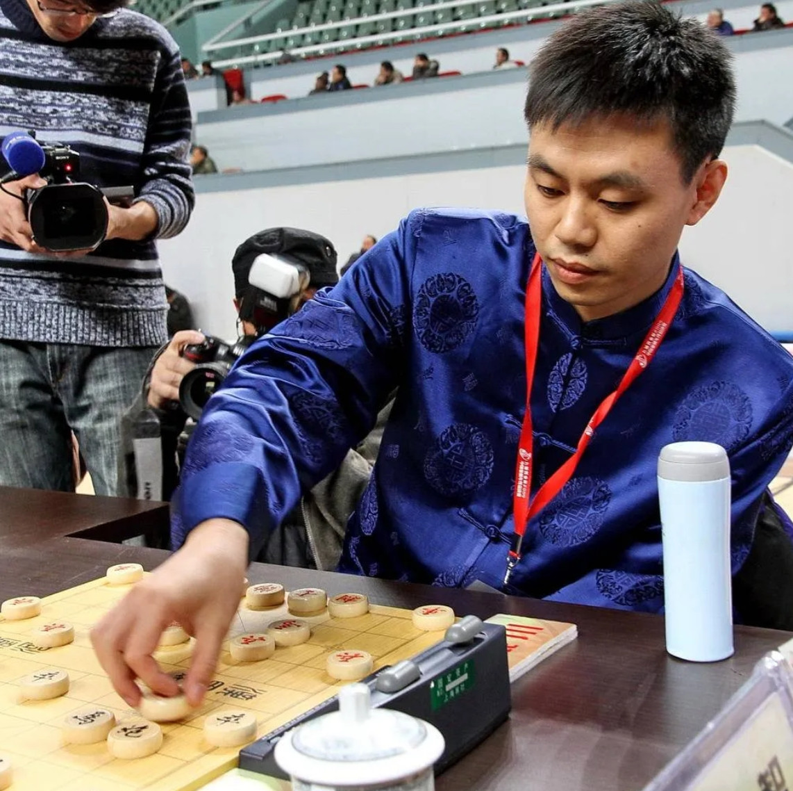 许银川的棋大多数棋迷还是比较认可他的棋艺的，但是他的粉丝极端的太多了，现在又在造