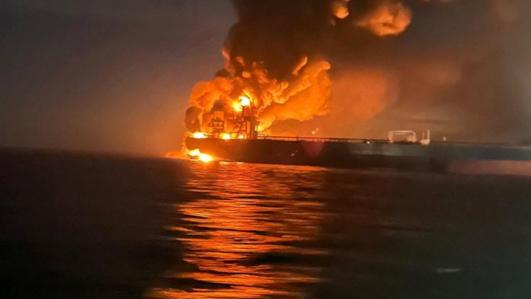 俄罗斯2艘巨轮从中东返航，刚过北约防线突然被命中：整夜大爆炸当地时间11