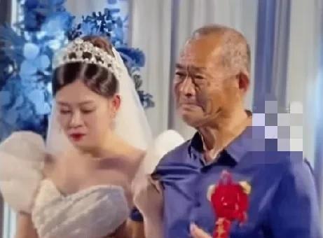 近日，山东一对情侣完婚，婚前女子向男方提出要求，自己可以不要一分彩礼，不需要男方