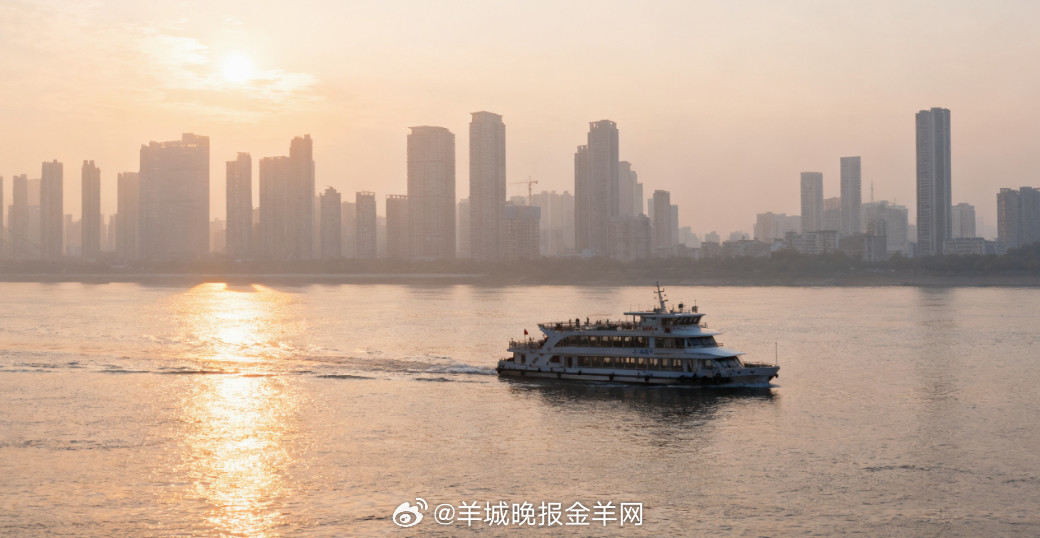 #早安#江风裹着都市初醒的暖，游船划过粼粼晨光。你睁眼时，恰好能看见对岸楼宇，