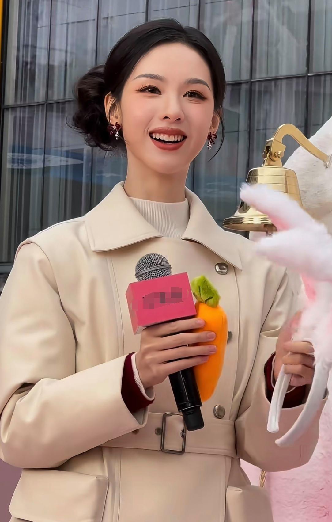 陈都灵在杭州街头被偶遇，她的皮肤好白，脖子好小，身材高挑真美