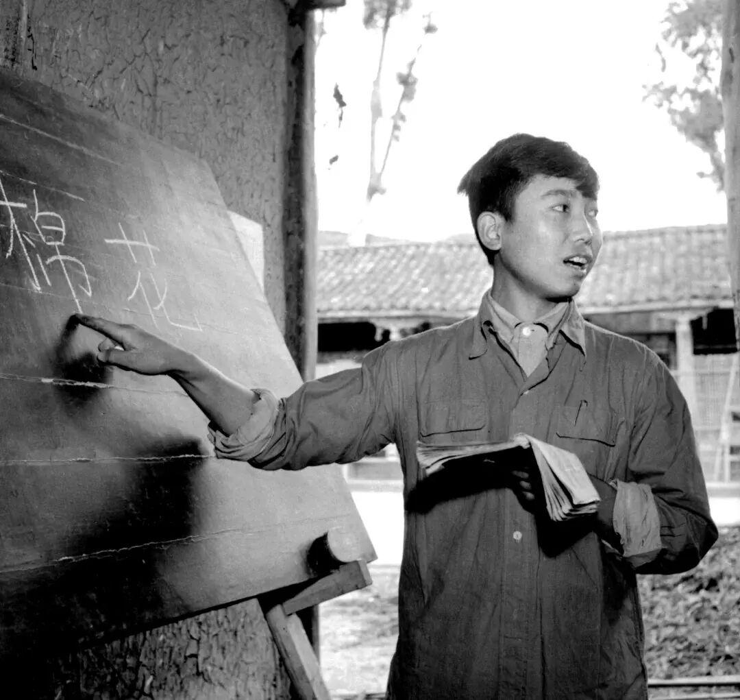 小学老师40年教龄副高6级，每月能拿多少退休金？我的小学老师张老师去年退休了