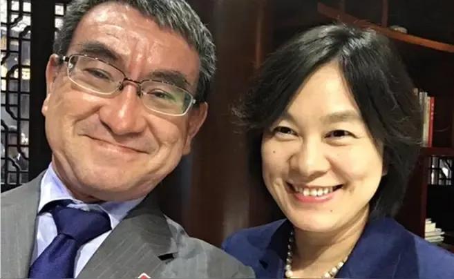 5月9日，丁真晒出与外交部副部长华春莹的合照，配文“有幸见到了华部长，特别开心”