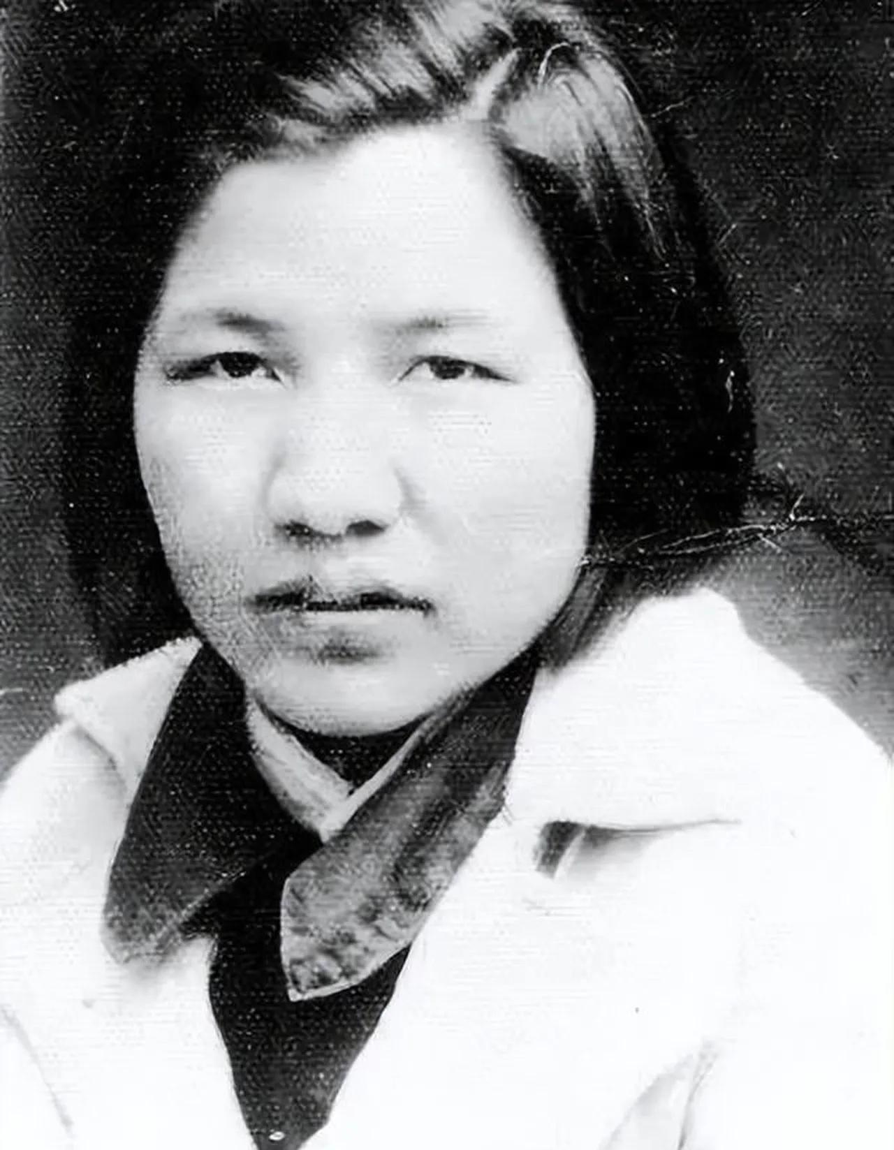 1990年，伟人的侄女毛远志逝世了。丈夫在整理妻子的遗物时意外发现了一封残信，打