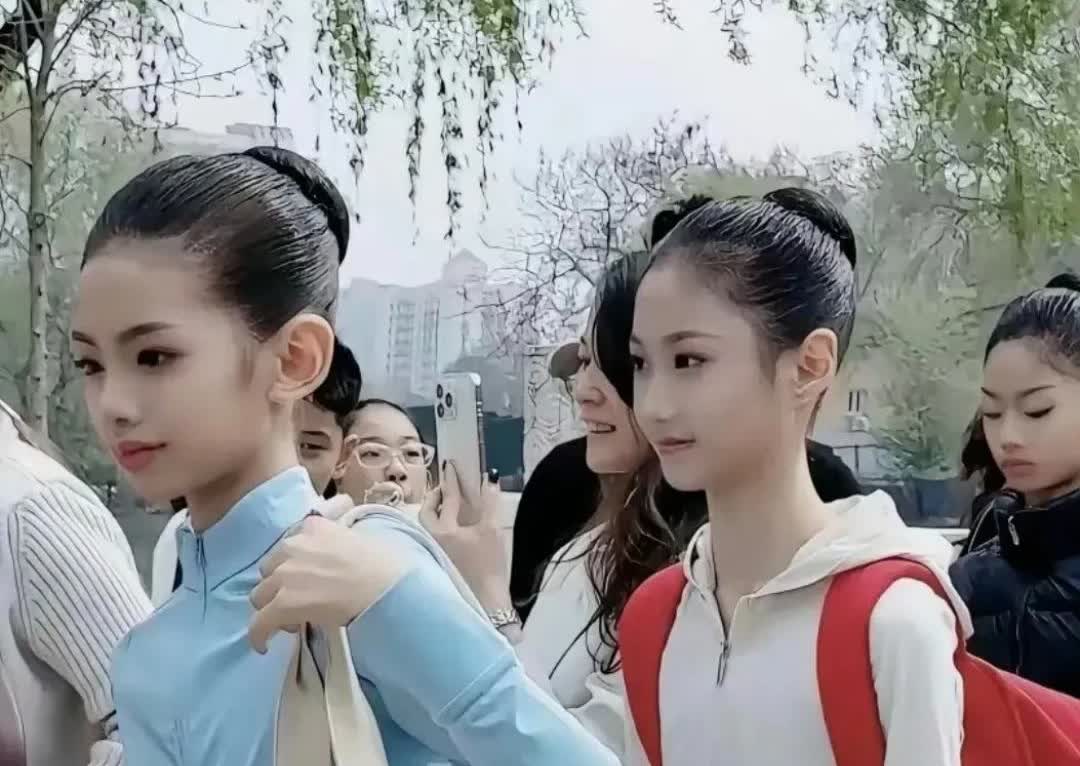 北戏招生这俩小姑娘走红，颜值与古风气质惊艳，未来或成戏曲新星！​​​