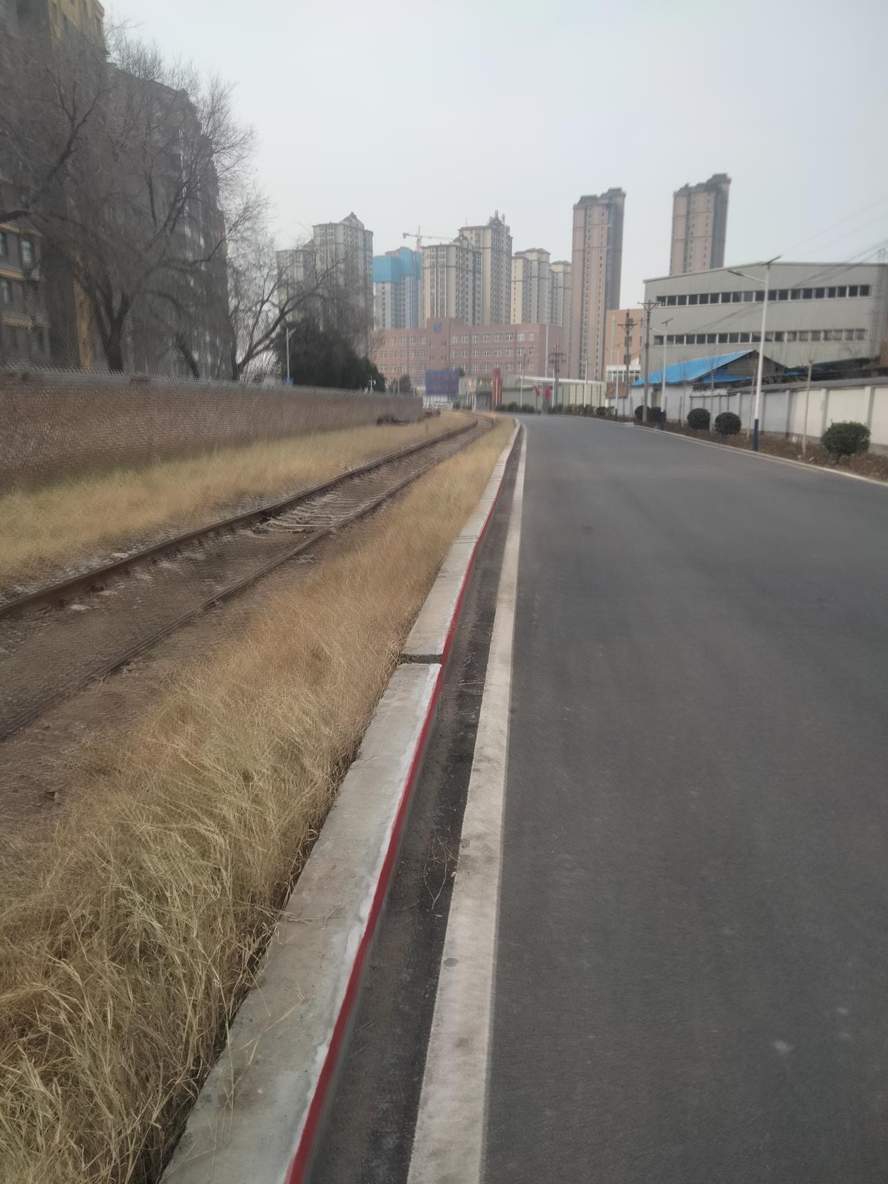 一路之隔三十年，新旧房屋的诉说。