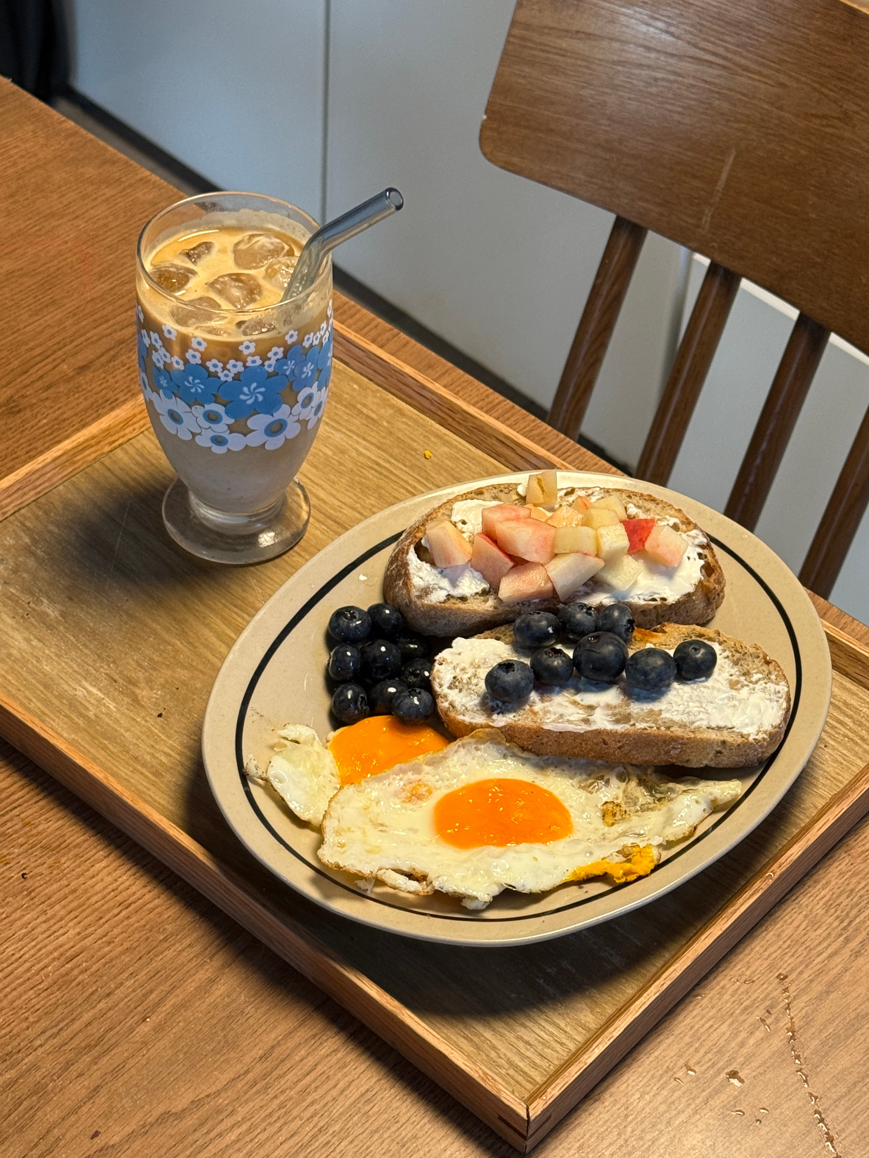 最后一顿一人早餐，从此以后十几年都要和娃共进早餐了。天热喝不下热拿铁了，昨天做了
