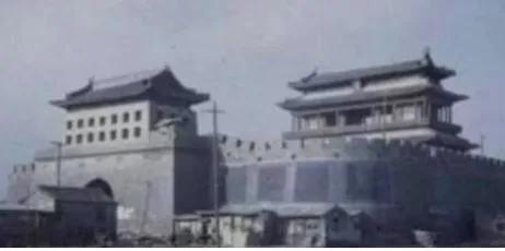 1953年，吴晗执意要拆除北京古建筑，梁思成苦苦劝阻无果，情急之下竟瘫坐在地嚎啕