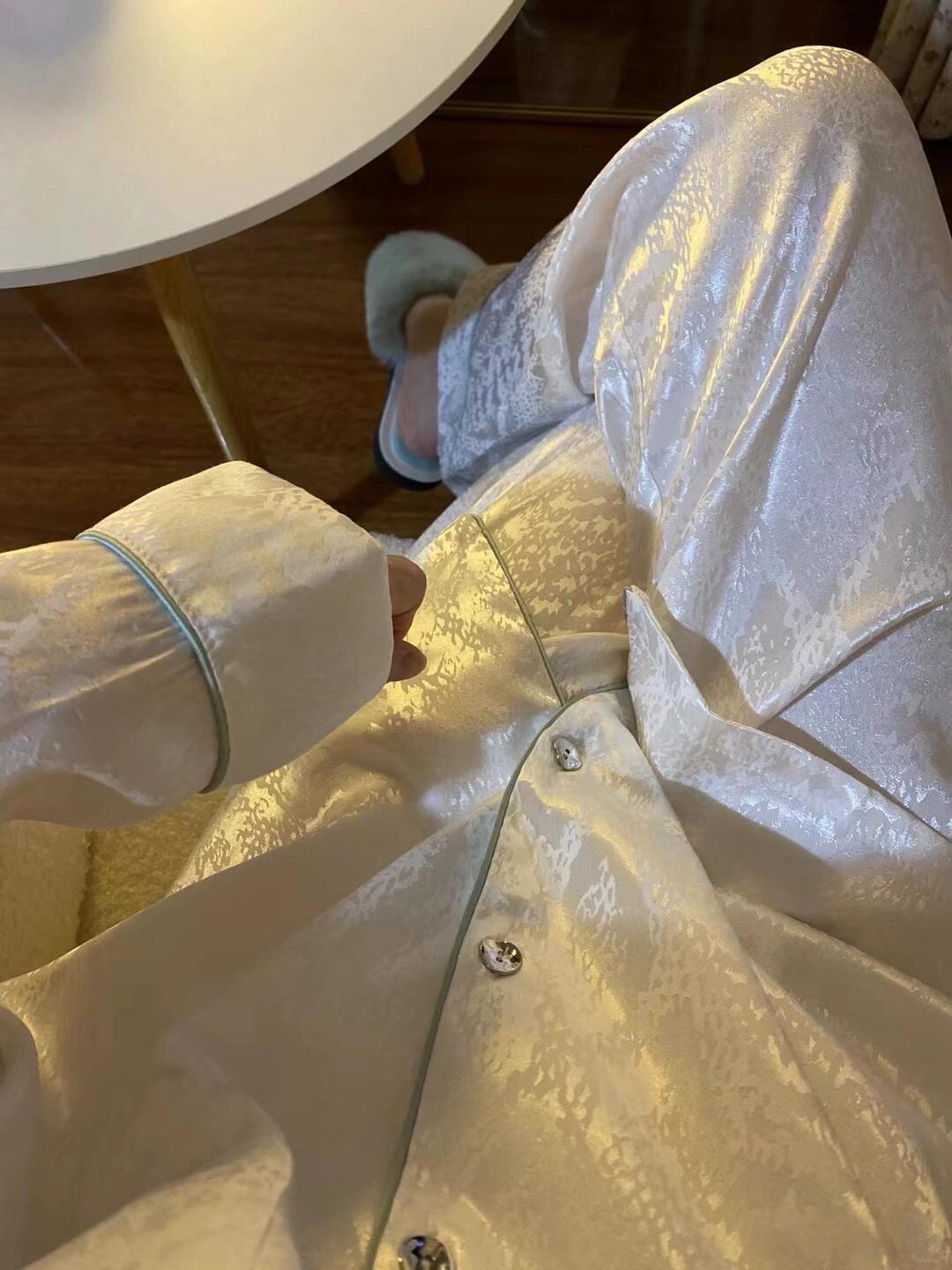 新买的穿上原来这么好看啊