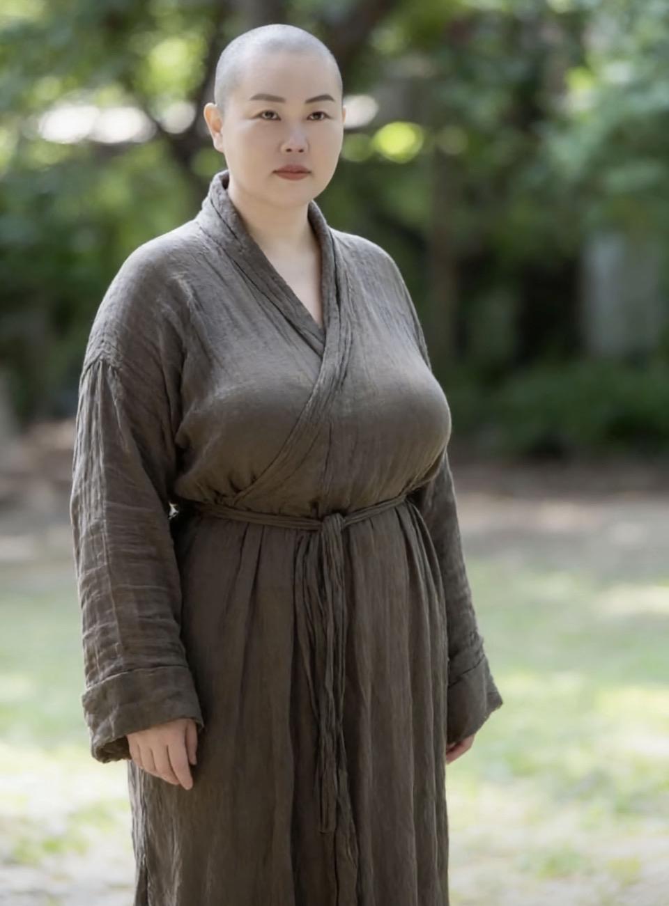 林素剃光头那天，是她三十五岁生日。没人相信她是为了出家。只有她自己知道，这三