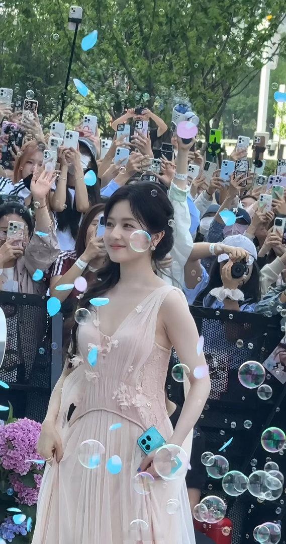 骨相很好了再瘦点就是大美女但是拍戏够用就行