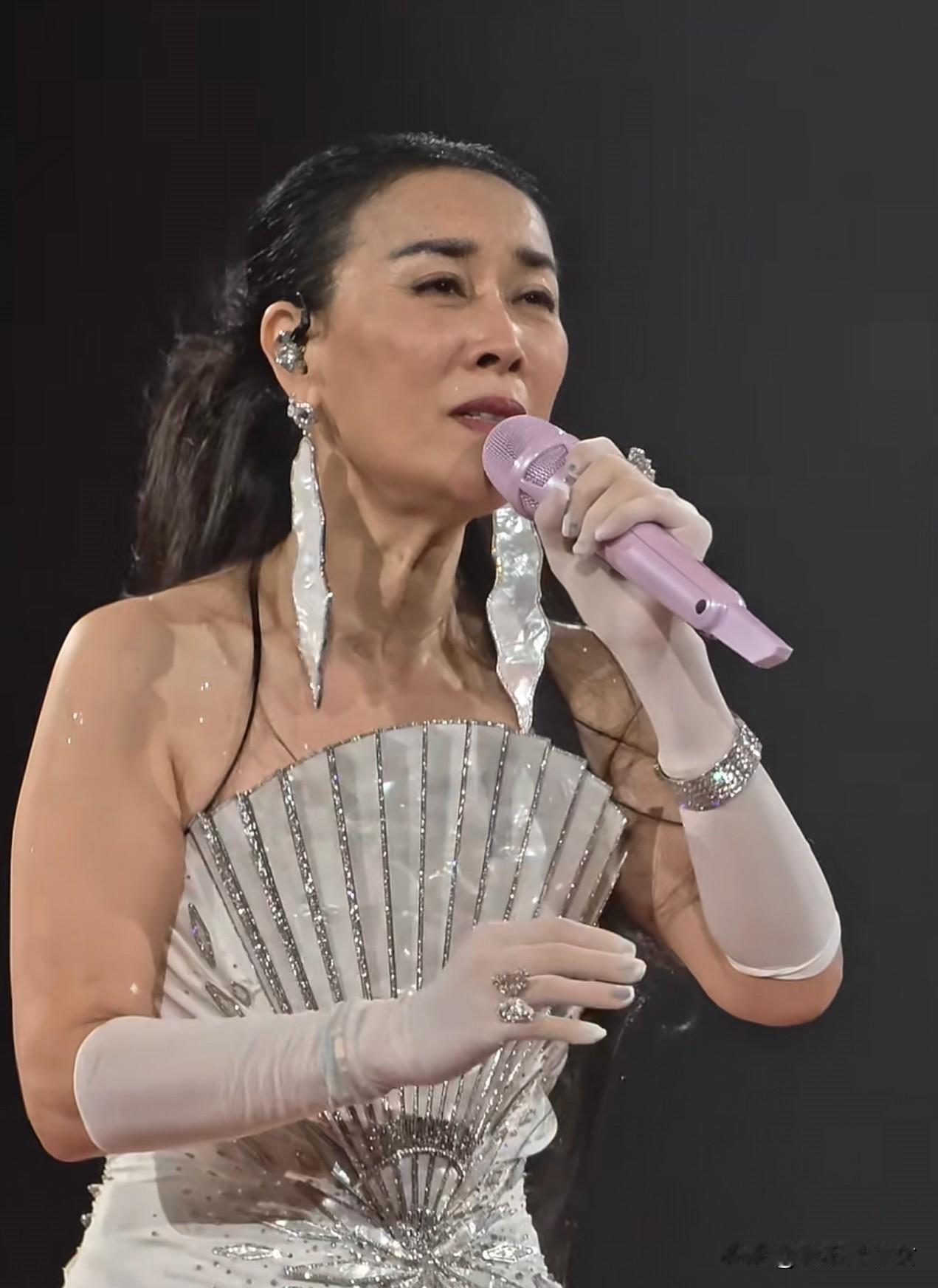 终于弄明白，为什么这么多人不喜欢那英了，不是因为实力不行，也不是因为不好看，