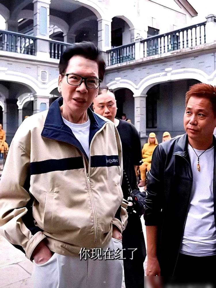 200万砸进去，700万吐出来，周期短得连向华强探班时都愣了几秒。向佐这次玩竖屏短剧《隐姓埋名》，没