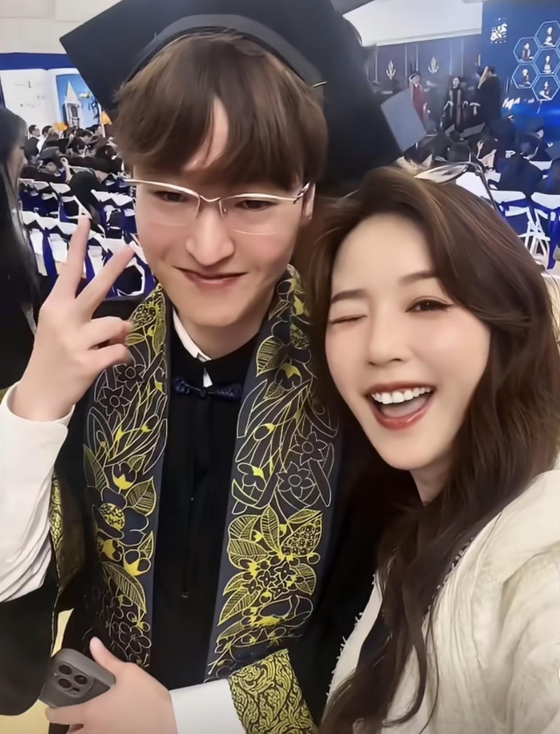 吴佳妮今天专程打扮得漂漂亮亮，跑去儿子毕业典礼——马景涛和她的大儿子"天天"，硕