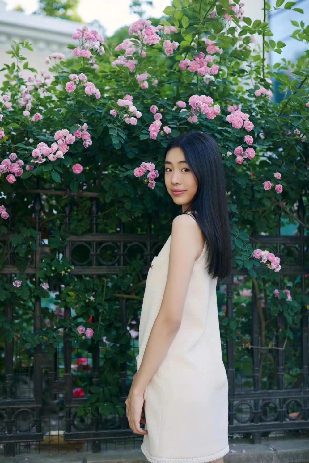 佟大为三个小孩现状大女儿佟知霏，18岁，身高179，体重130斤，长着模特高
