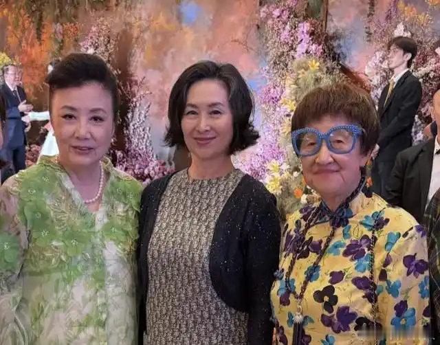 何猷君答谢宴家族成员齐聚，何超琼坐第一排观礼，何超云一身红裙很抢眼，二房三房只派代表，四房全员到场，