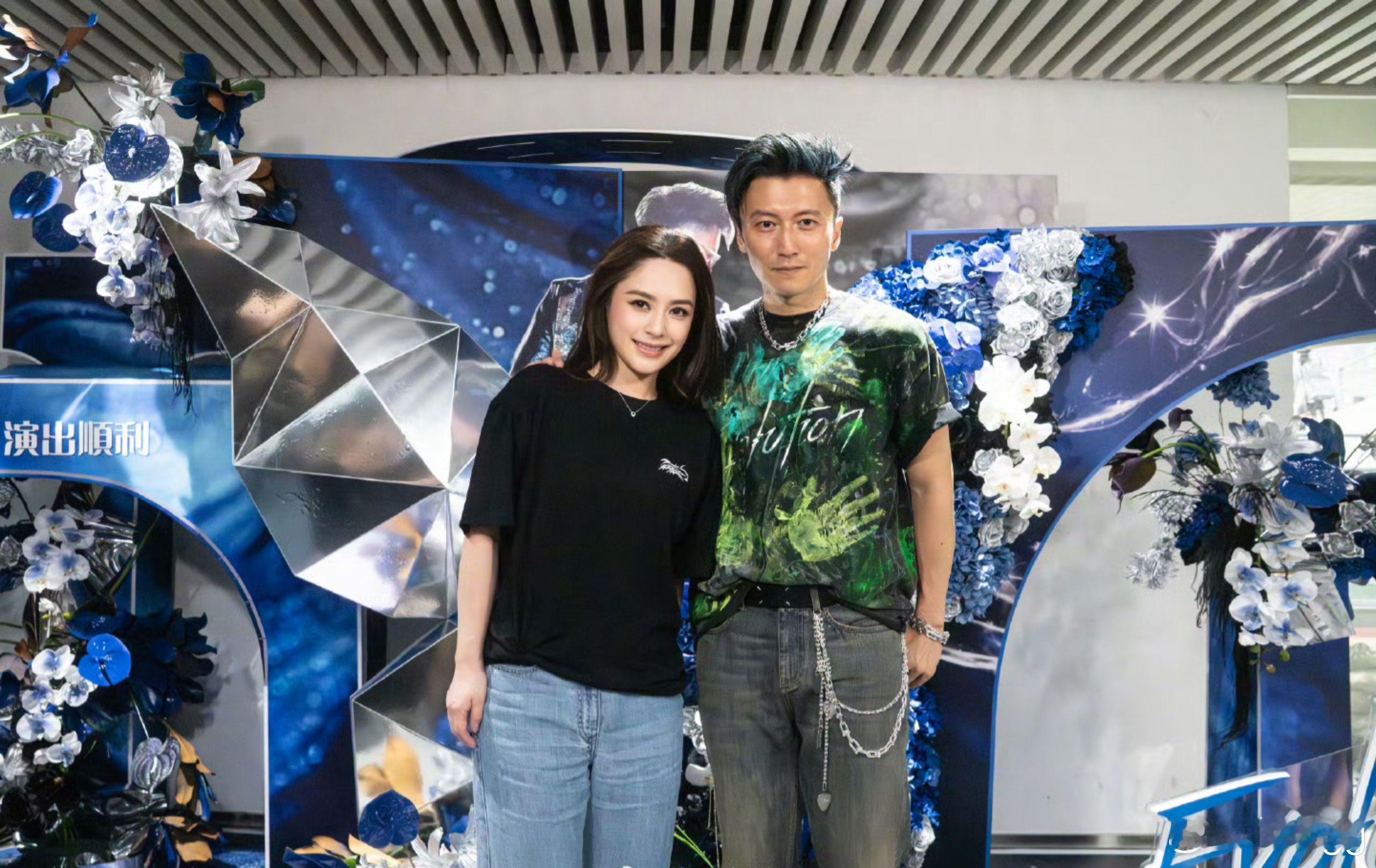 阿娇现身大师兄杭州演唱会，花墙打卡！钟欣潼谢霆锋​​​