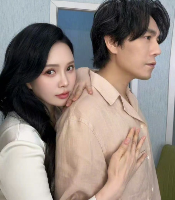 能静分享的她与老公秦昊的合影伊能静出生于1968年3月4日，现在是57岁，秦昊