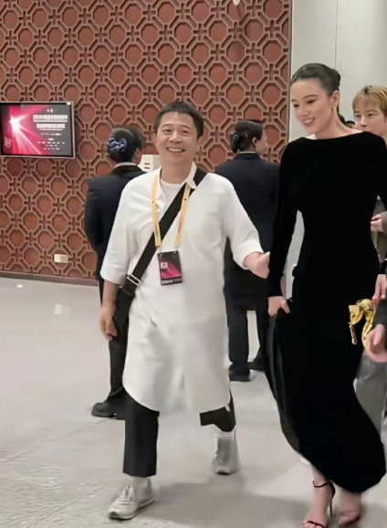 宋佳真是嫁对了人，嫁给王伟后，真是拿奖拿到手软。每一次领奖之后都会和老公一起走，