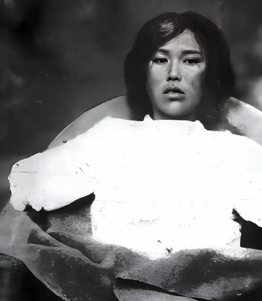 1937年11月19日，日军第16师团攻陷常熟，烧杀淫掠，全城沦为地狱。一位20