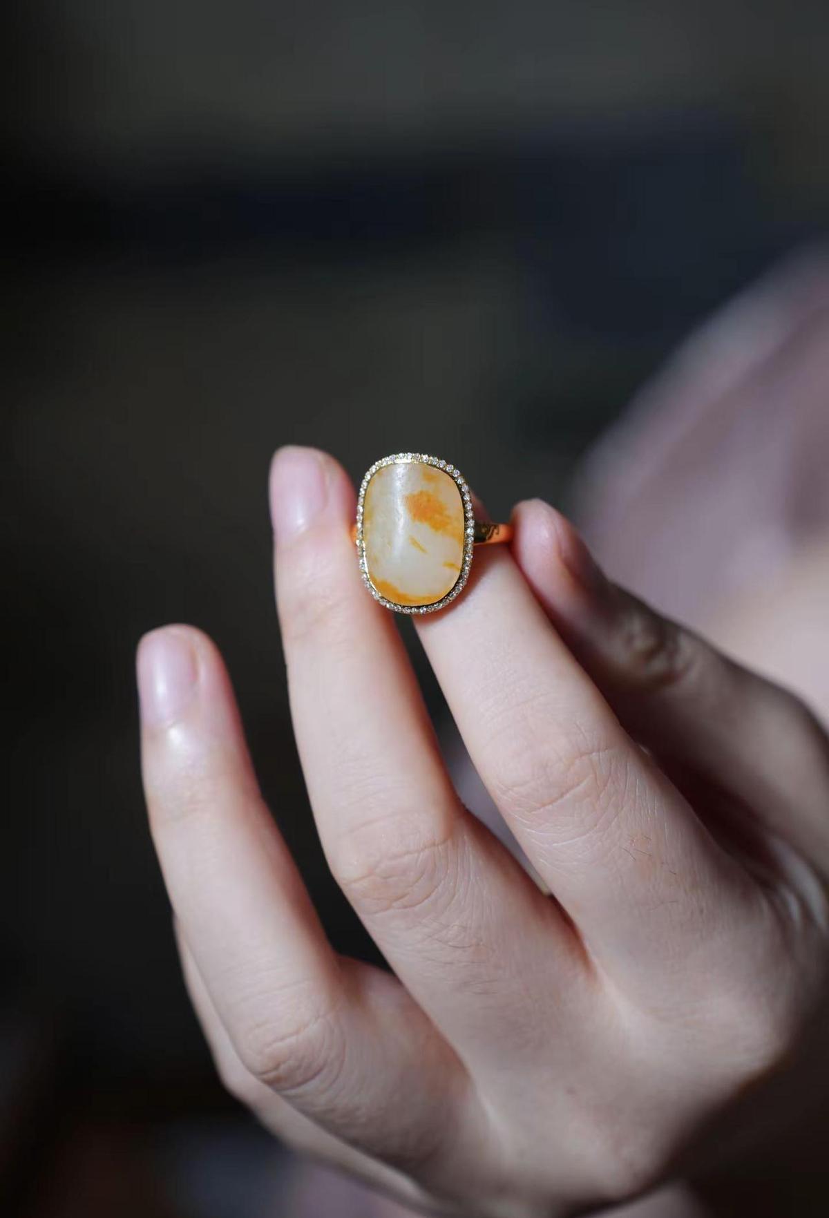 两枚玉戒指，没雕龙没刻凤，就靠一块老玉的皮色说话。洒金黄，像秋天最后一片叶子，