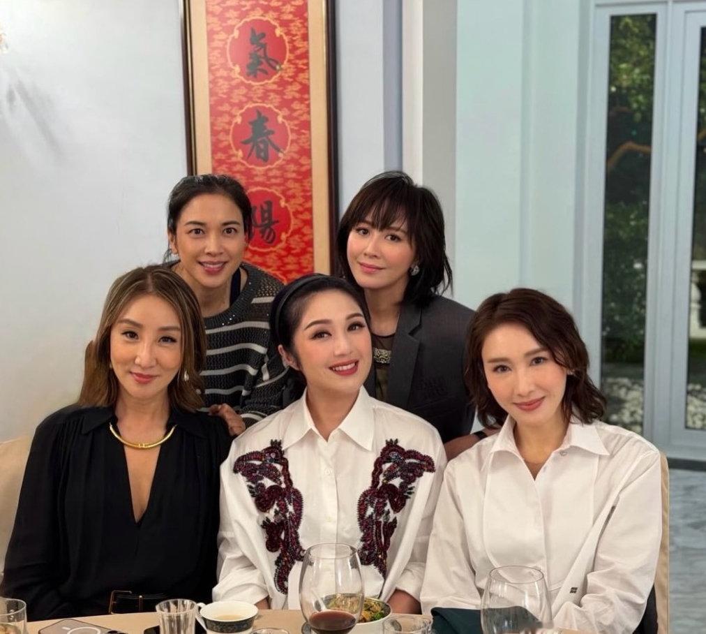 “九龙巴士”后人雷兆光太太雷林静怡近日相约好友聚会，座上客包括刘嘉玲、黎姿及杨千嬅等女星名媛，众人在