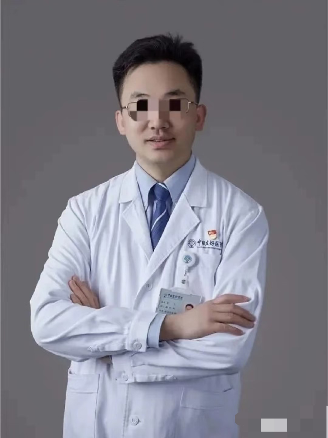 肖飞主任家境不是很差，是西安那边的，也是知识分子家庭，父亲还是某大学老师，锱
