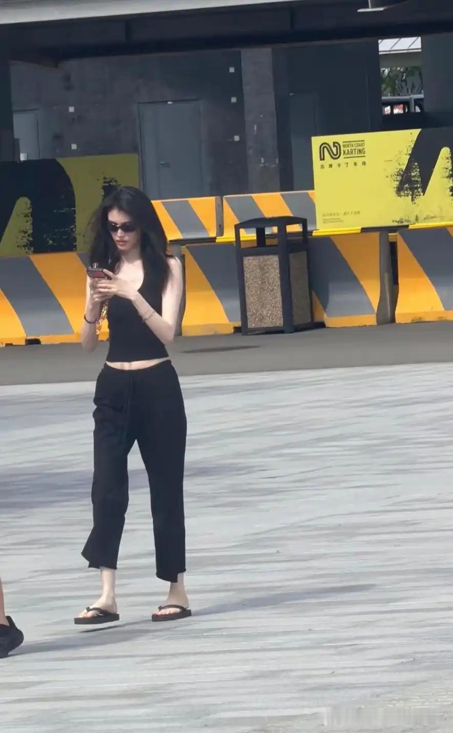 何穗不愧是超模，生娃后松弛满满的穿搭把瑜伽服9分裤穿的高级感满满