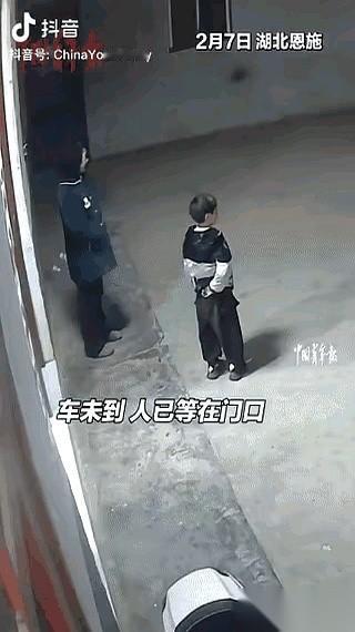 他们撒了个谎。在电话里，跟家里老人孩子千叮万嘱：“早点睡，别等，我们天亮才能到