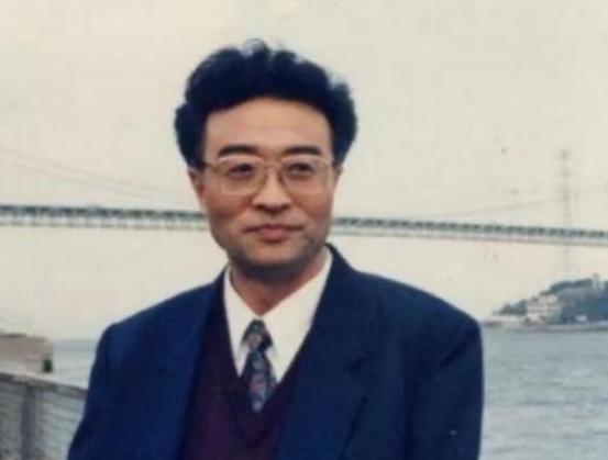 他名叫刘铁骑，是大贪官刘青山的儿子，父亲在1952年被枪毙的时候，刘铁骑才6岁，