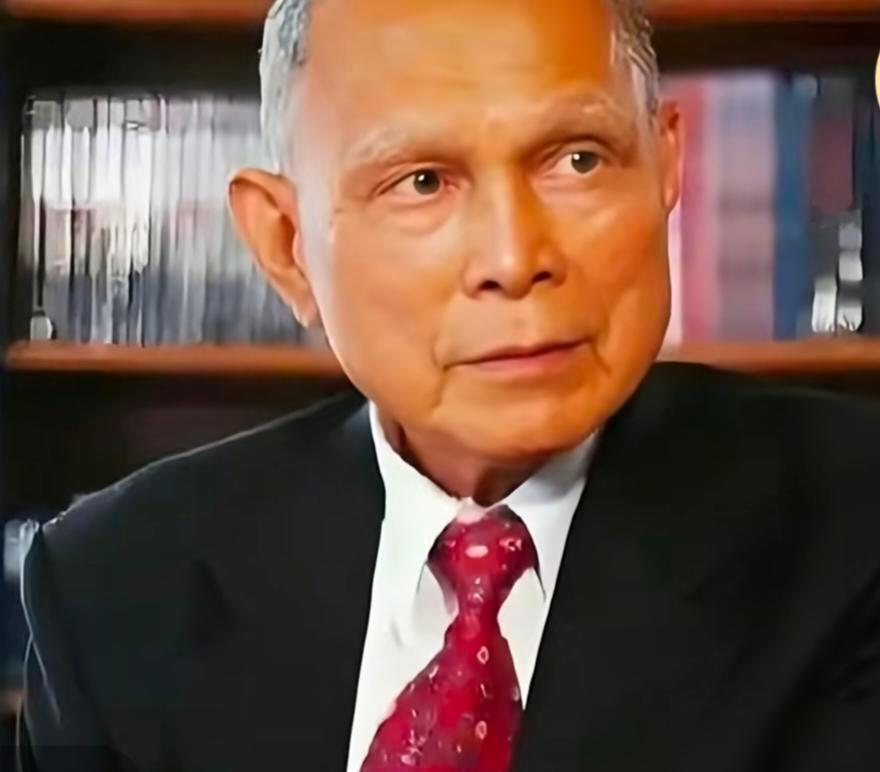 针对香港有人问霍家图什么，霍启刚说：“爷爷霍英东图国家安稳，整个船队3年押上全力