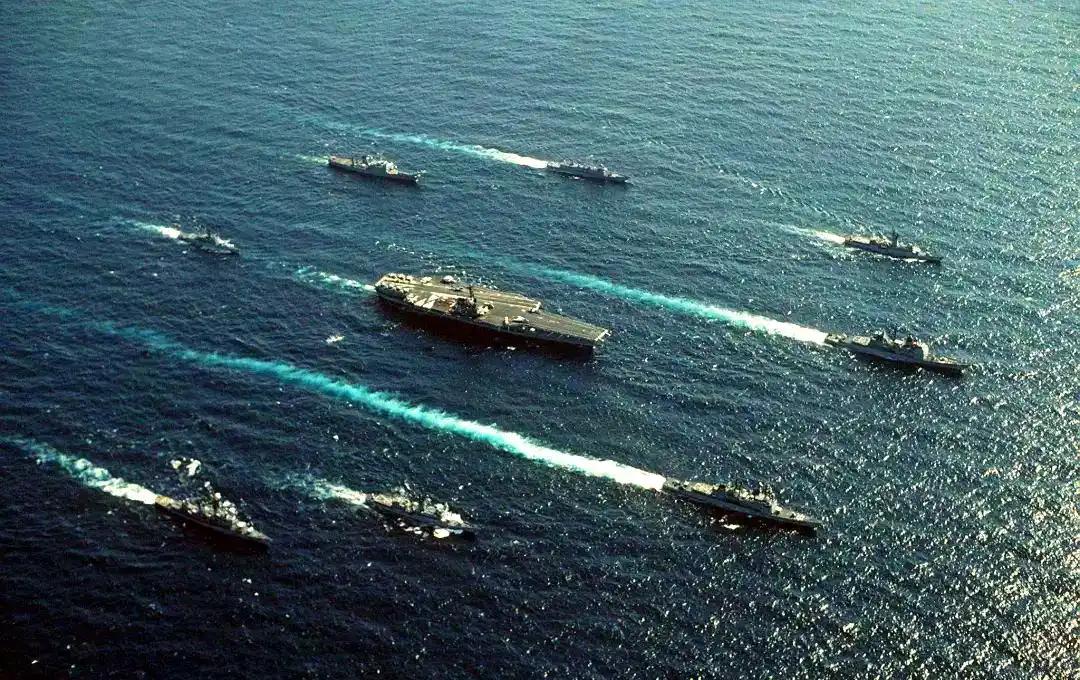 战争打了十几天，美国暴露了自己六大底牌！1，美国的航母不是碰不得，美军的军事