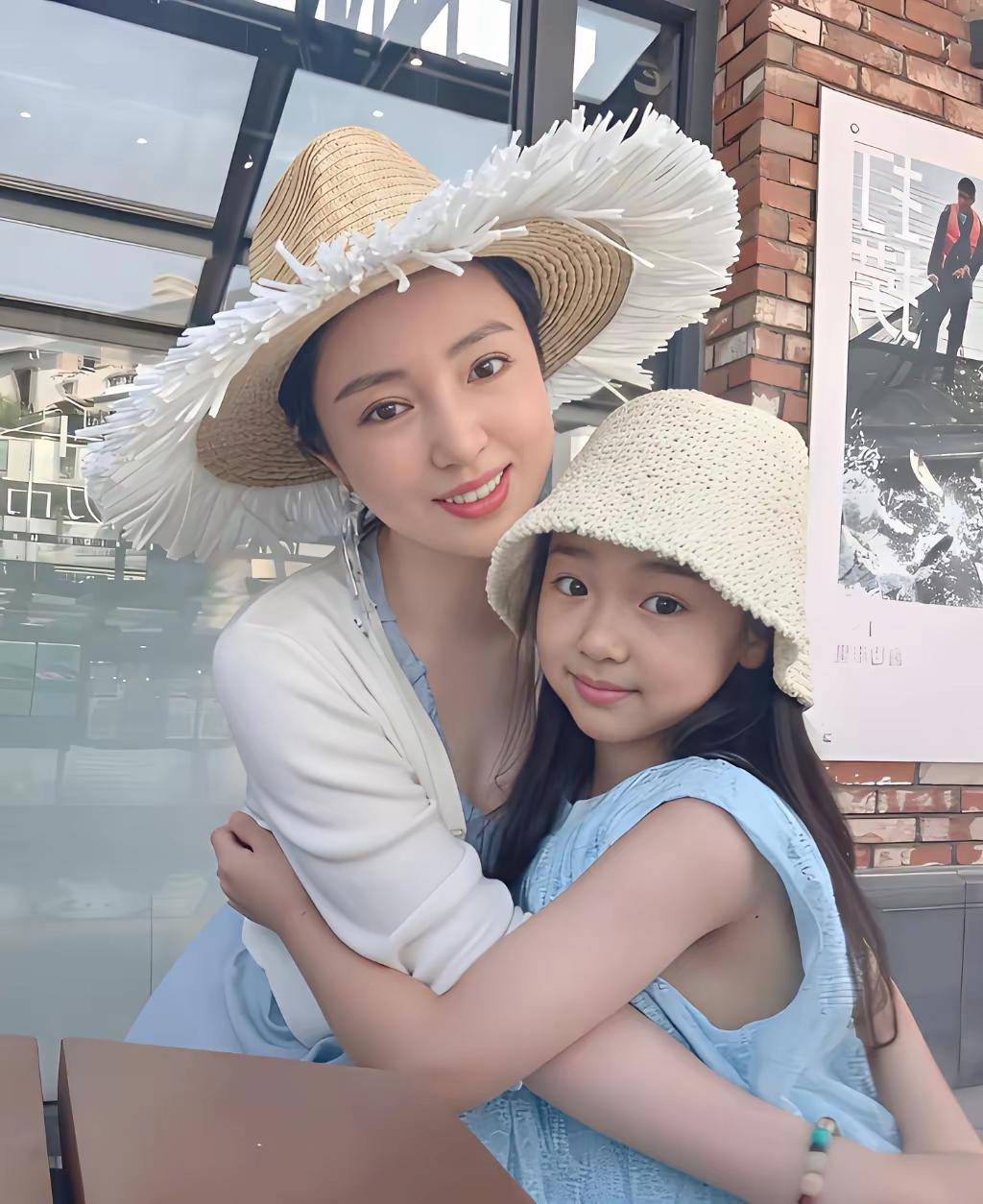 董璇女儿小酒窝是注定要出道做艺人的。从小培养跳舞、唱歌，估计还有其它才艺也不定。